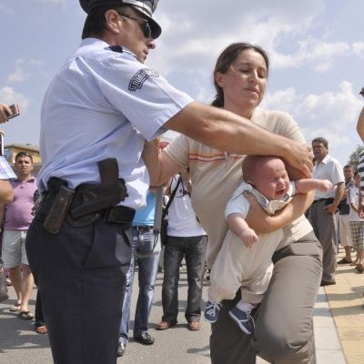 Шерие Исмаил от село Фотиново застана с бебето в ръце пред автомобила на премиера