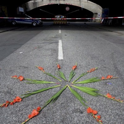 Положени цветя в предната част на тунела, където при паническо бягство загинаха 19 души на Love Parade в Дуисбург, Германия
