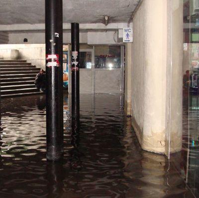 Проливният дъжд наводни подлеза до Централна ж.п.-гара в Пловдив