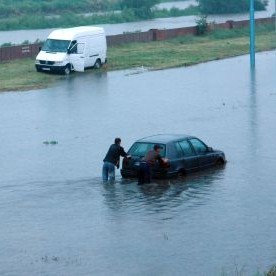 Пороен дъжд превърна пловдивският булевард  Марица-Юг  в подобие на реката съименник
