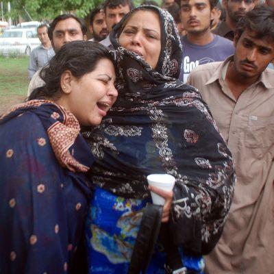 Роднини на загиналите при самолетната катастрофа в Пакистан