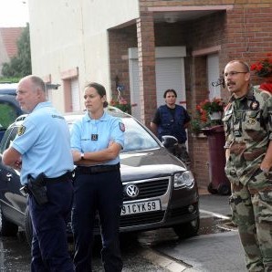 Френско семейство от село в Северна Франция бе арестувано за убийството на осемте им бебета