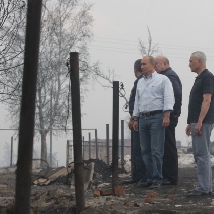 Руският премиер Владимир Путин посети напълно изгоряло село в Нижегородска област