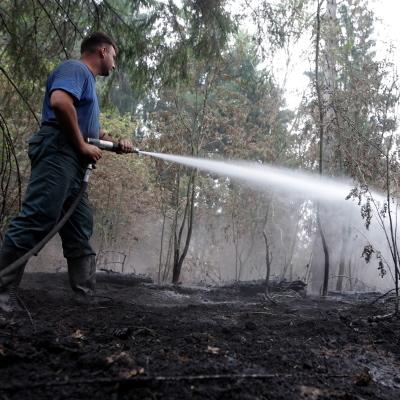 Руски пожарникар гаси пламнала гора край село на около 30 км от Москва