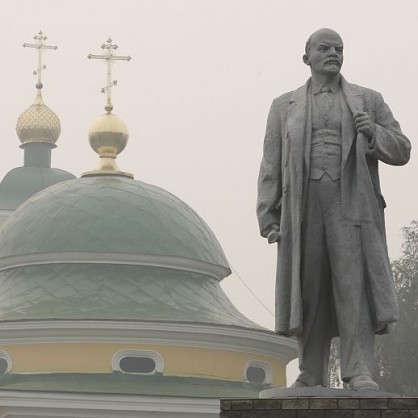 Паметникът на Ленин е обвит в димна завеса