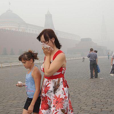 В Москва се движат с марли заради задушливия въздух при пожарите