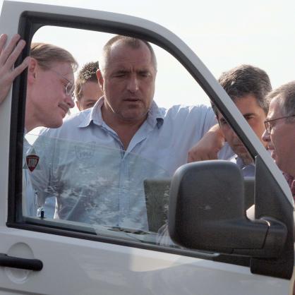 Зелик и Борисов разглеждат камиона с контролираща техника