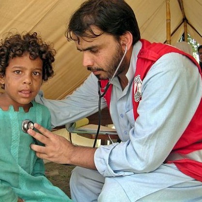 Лекар преглежда дете в Пакистан