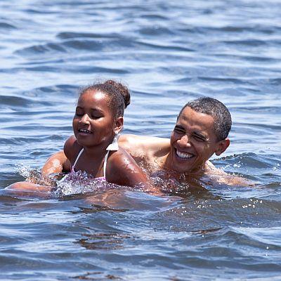 Обама с дъщеря си плува в Мексиканския залив