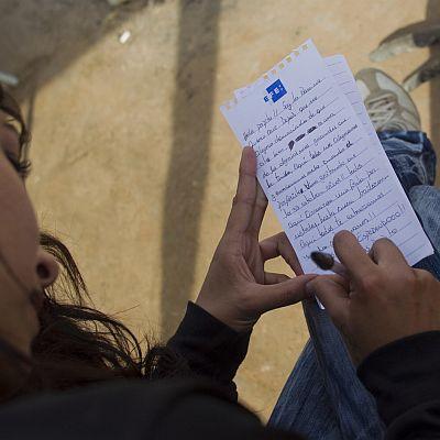 Момиче пише на баща си, който е сред бедстващите в мина в Чили