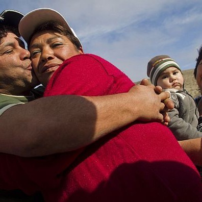 Роднини на миньорите, затрупани в Чили, се радват, че са живи
