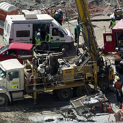 Спасители продължават действията си в мина, в която са затрупани миньори в Чили