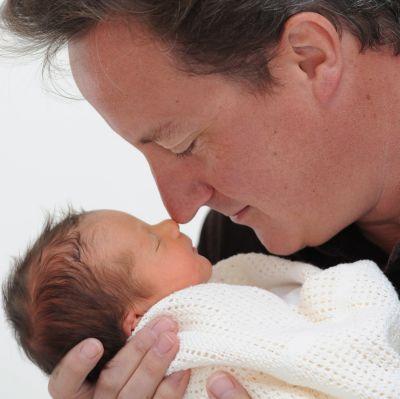 Британският премиер Дейвид Камерън с новородената си дъщеря Флорънс