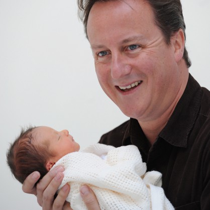 Британският премиер Дейвид Камерън с новородената си дъщеря Флорънс