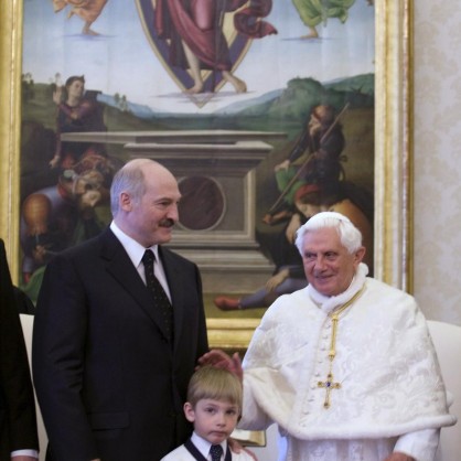 Беларуският президент Александър Лукашенко, синът му Николай и папа Бенедикт ХVI