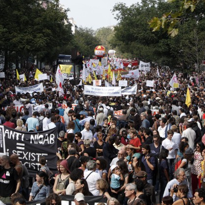 Протест в Париж срещу гоненето на роми