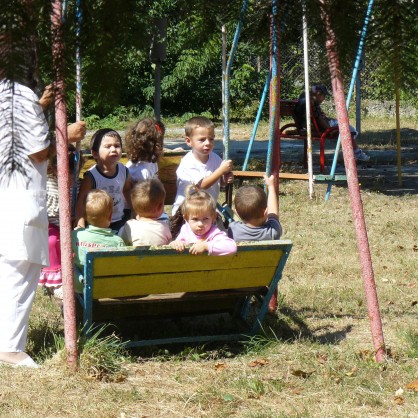 Деца на люлка в детска градина