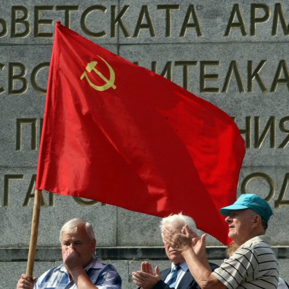 Възрастни комунисти почетоха девети септември с поднасяне на цветя пред паметника на Съветската армия