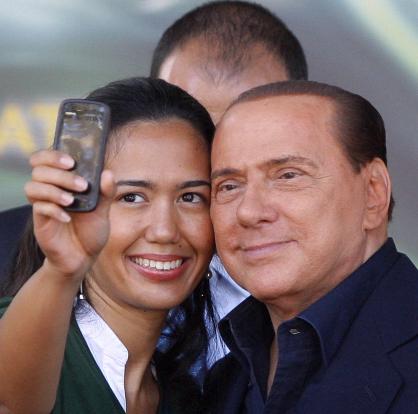 Силвио Берлускони позира със своя симпатизантка на младежки фестивал