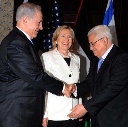 палестинския президент Махмуд Абас и израелския премиер Бенямин Нетаняху с Хилъри Клинтън