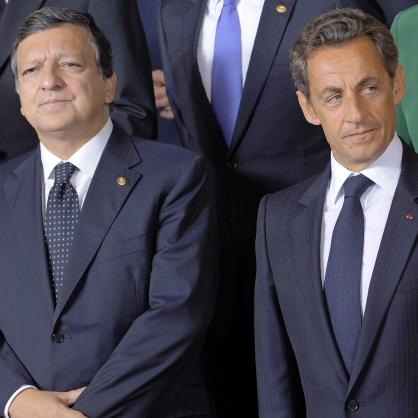 Жозе Мануел Барозу и Никола Саркози на семейната снимка на срещата на върха на ЕС