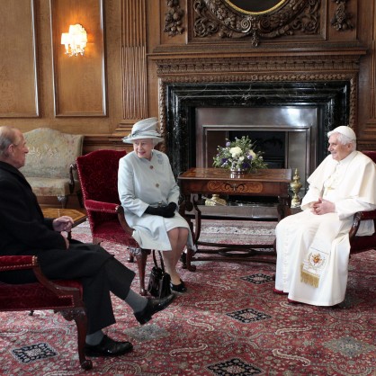 Кралица Елизабет Втора и дукът на Единбург разговарят с папа Бенедикт