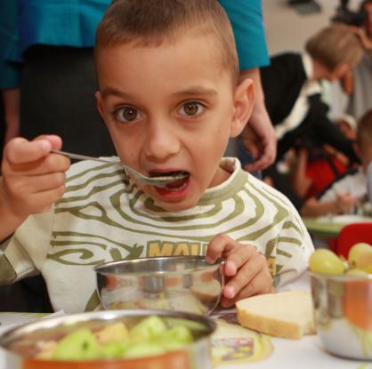 Дете се храни в детската градина