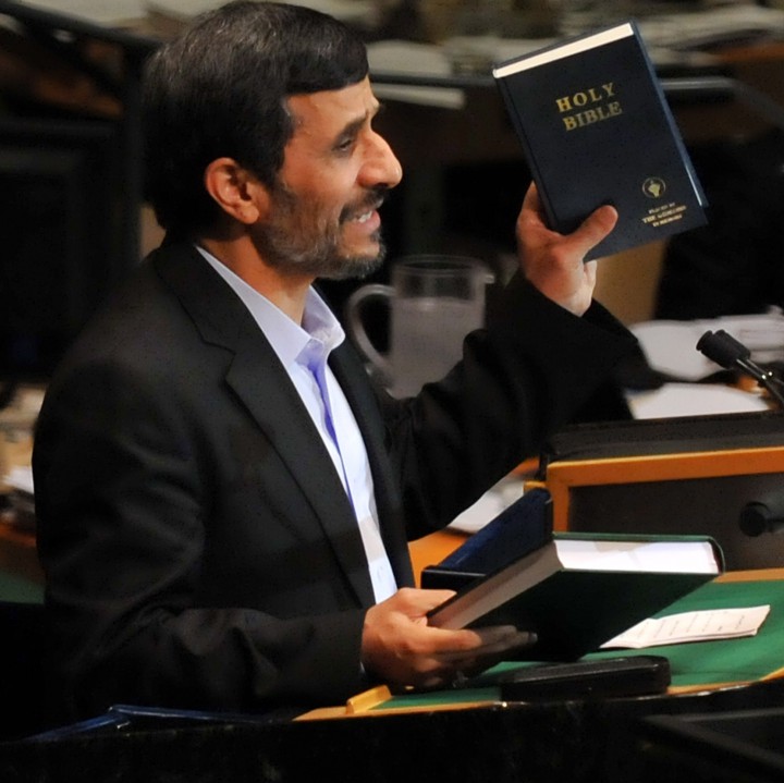 Президентът на Иран държи Библията и Корана по време на речта си