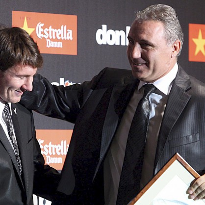 Христо Стоичков се усмихва на церемония в Барселона, на която аржентинската звезда на каталунския тим Лионел Меси получи приза 