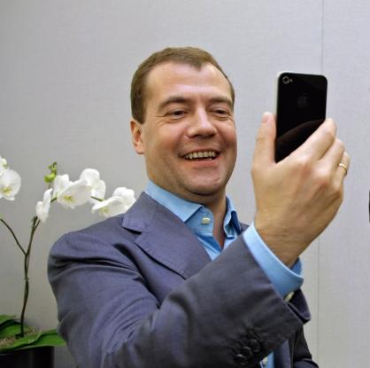 Руският прецидент Д. Медведев и изпълнителният директор на Apple Стив Джобс се радват на iPhone4