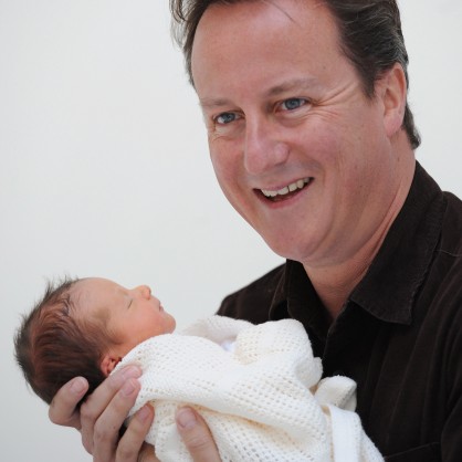 Британският премиер Дейвид Камерън се усмихва щастливо, след като за четвърти път стана баща