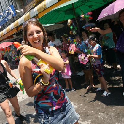 Туристи се веселят на фестивал в Тайланд