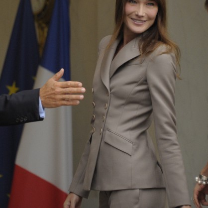 Съпругата на френския президент - Карла Бруни Саркози, с усмивка посреща офицалните гости в Елисейския дворец