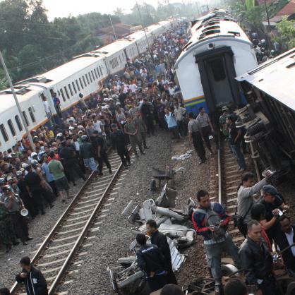 Два влака се сблъскаха в Индонезия