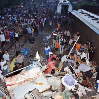 Два влака се сблъскаха в Индонезия