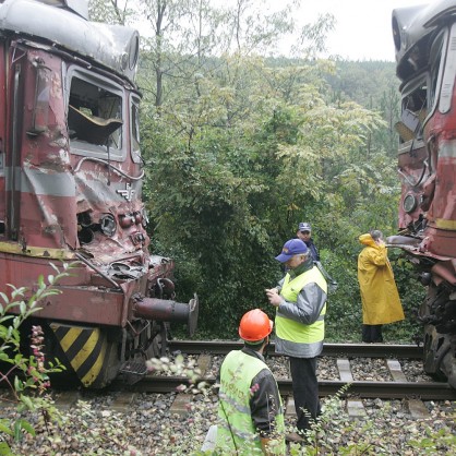 Международният пътнически влак от Белград и български служебен влак са се сблъскали между Драгоман и Драгоил