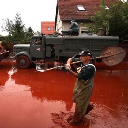 Токсичен разлив заля няколко селища в Унгария