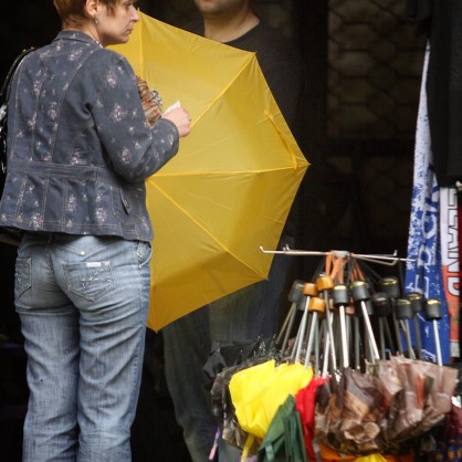 Бърза покупка на чадър на улицата