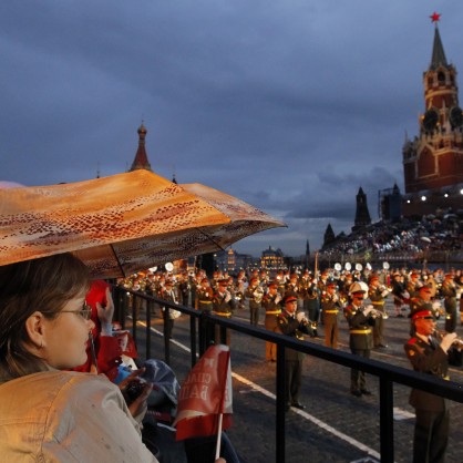 Жена наблюдава фестивал в Москва