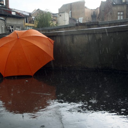 За първи път чадър се употребяват за защита от дъжд в Англия