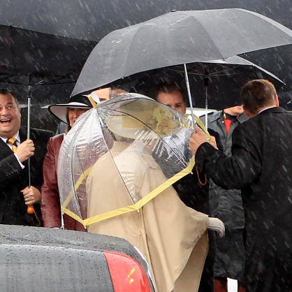 Няколко чадъра пазят английската кралица Елизабет Втора
