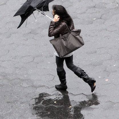 Понякога чадърът не предпазва напълно от дъжда