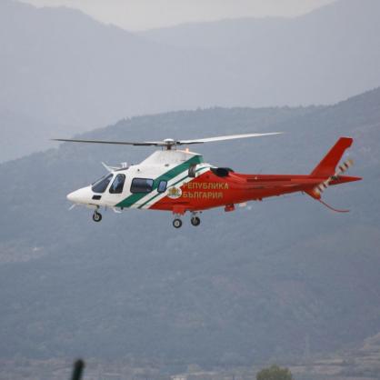 Вертолет в полет, използван от НАП за следене на имоти