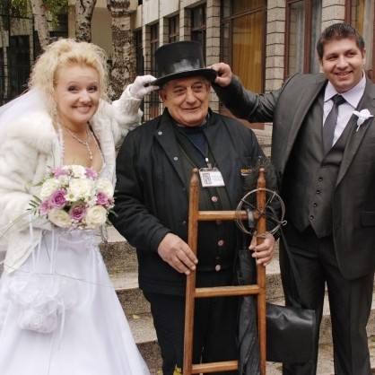 Младоженци в Добрич докоснаха и коминочистач за късмет, въпреки че са сключили брак на щастливата дата 10.10.2010г.