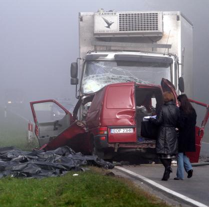 17 души загинаха в челен сблъсък между автобус и камион в Полша