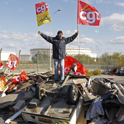 Стачката в рафинериите във Франция принуди хиляди бензиностанции да затворят