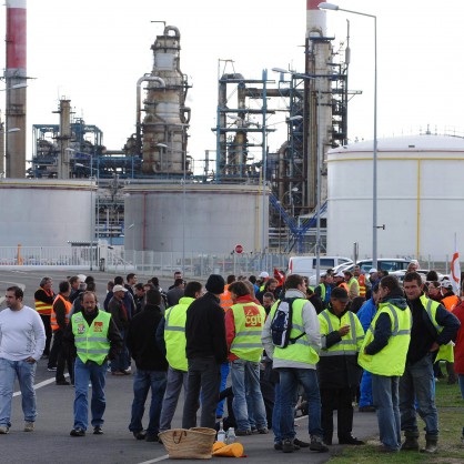 Полицията във Франция разчисти пътя към  барикадираните складове за горива
