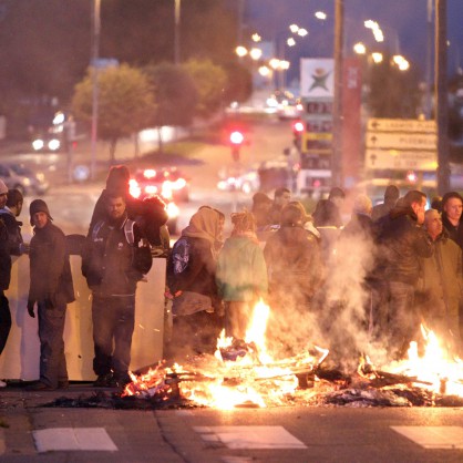 Демонстрантите във Франция блокират пътища и складове за гориво