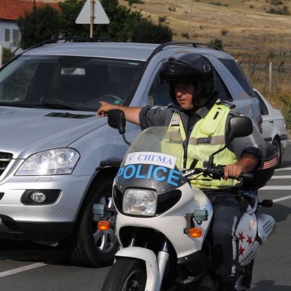 Пътен полицай спира шофьор