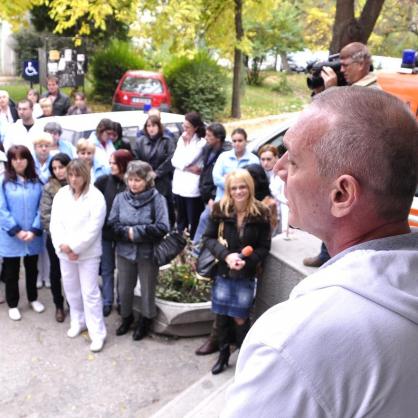Персоналът на болницата в Хасково протестира срещу забавянията на трудовите им възнаграждения